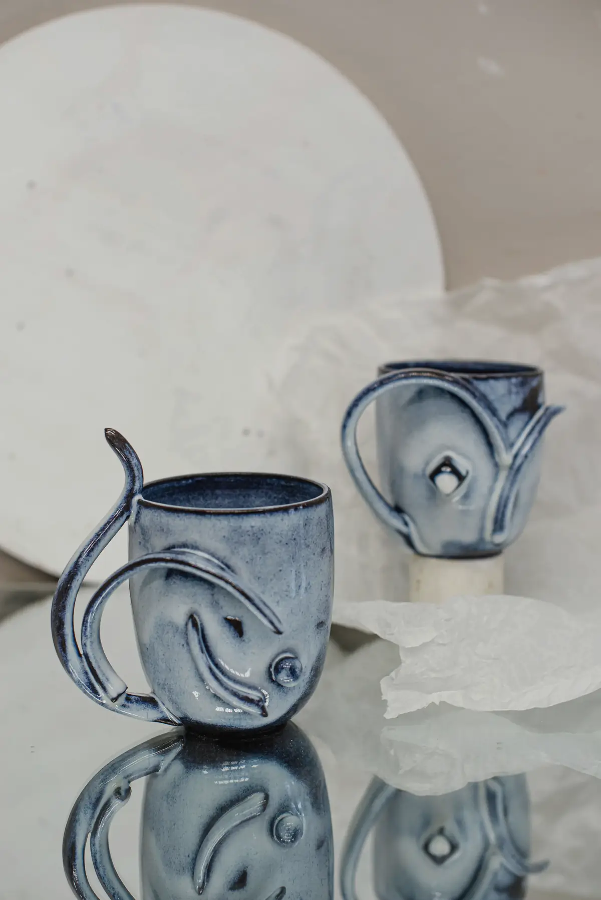 Foto ilustrativa: dos tazas de cerámica azul hechas a mano